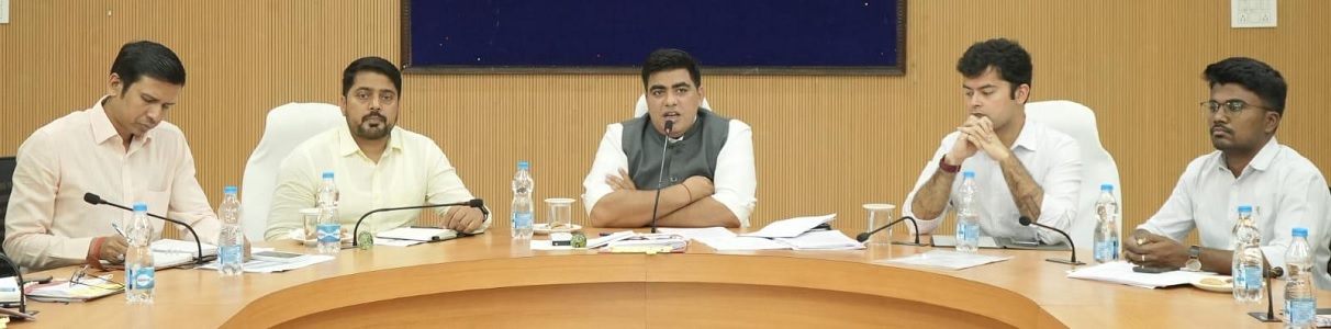 कलेक्टर श्री दुदावत ने समय-सीमा की बैठक में राशन दुकानों, तेंदूपत्ता संग्रहण, पीएमश्री विद्यालयों आदि की समीक्षा की