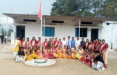 सरस्वती शिशु मंदिर में ध्वजारोहण, परेड और सांस्कृतिक प्रस्तुतियों के साथ धूमधाम से मनाया गया गणतंत्र दिवस