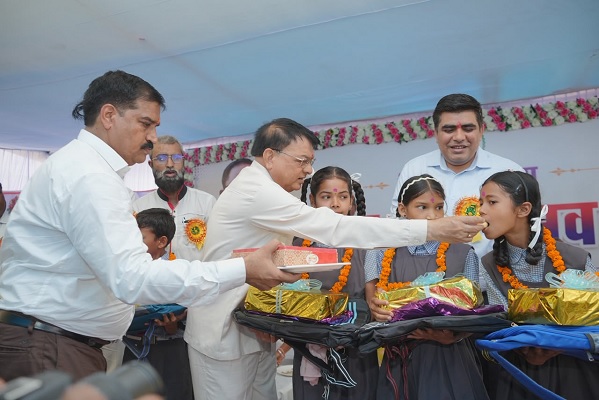 शिक्षा से बड़ा कोई धन नहीं, लक्ष्य निर्धारित कर मेहनत करें विद्यार्थी: मंत्री श्री लखन लाल देवांगन