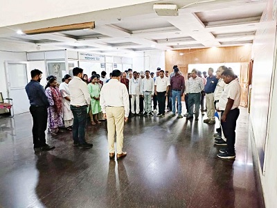 दिवंगत फूलकुमारी तिवारी को श्रद्धांजलि दी निगम के अधिकारी कर्मचारियों ने