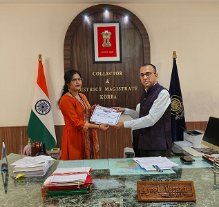 विशेष गहन पुनरीक्षण अभियान में उत्कृष्ट कार्य के लिए बूथ लेवल अधिकारी श्रीमती आरती रात्रे सम्मानित