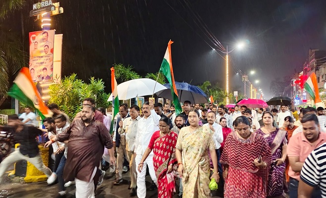 राष्ट्रीय गीत के अपमान के विरोध में भाजपा का जोरदार प्रदर्शन, कांग्रेस कार्यालय के सामने गूंजा वंदे मातरम्