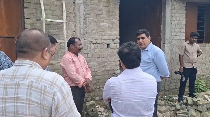 डीएमएफ के निर्माण कार्यों में गड़बड़ी पर कलेक्टर की सख्ती, सब इंजीनियर को निलंबित करने के निर्देश