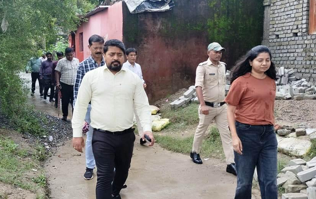 लगातार बारिश के बीच आयुक्त ने किया निचली बस्तियों जलभराव क्षेत्रों का सघन दौरा