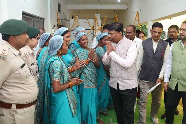 वनमंत्री श्री केदार कश्यप ने कोरबा प्रवास के दौरान वनौषधि प्रसंस्करण केंद्र और हाथी नियंत्रण केंद्र का किया अवलोकन